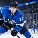 Jääkiekkoilija Ville Heinola pelipaidassa numero 14